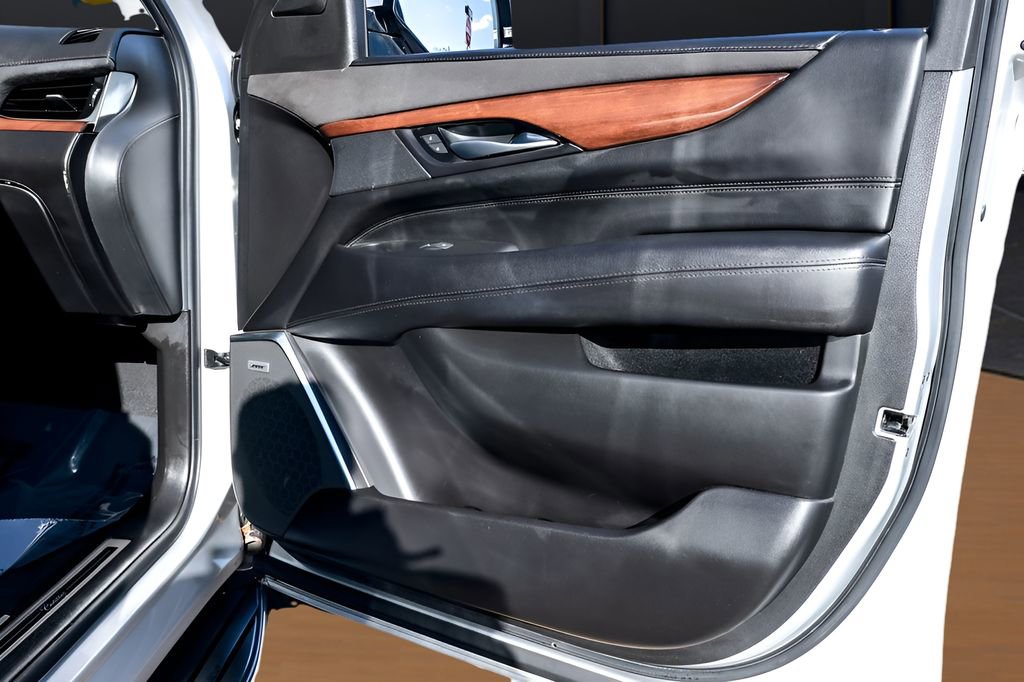 Used 2018 Cadillac Escalade ESV Luxury image 19