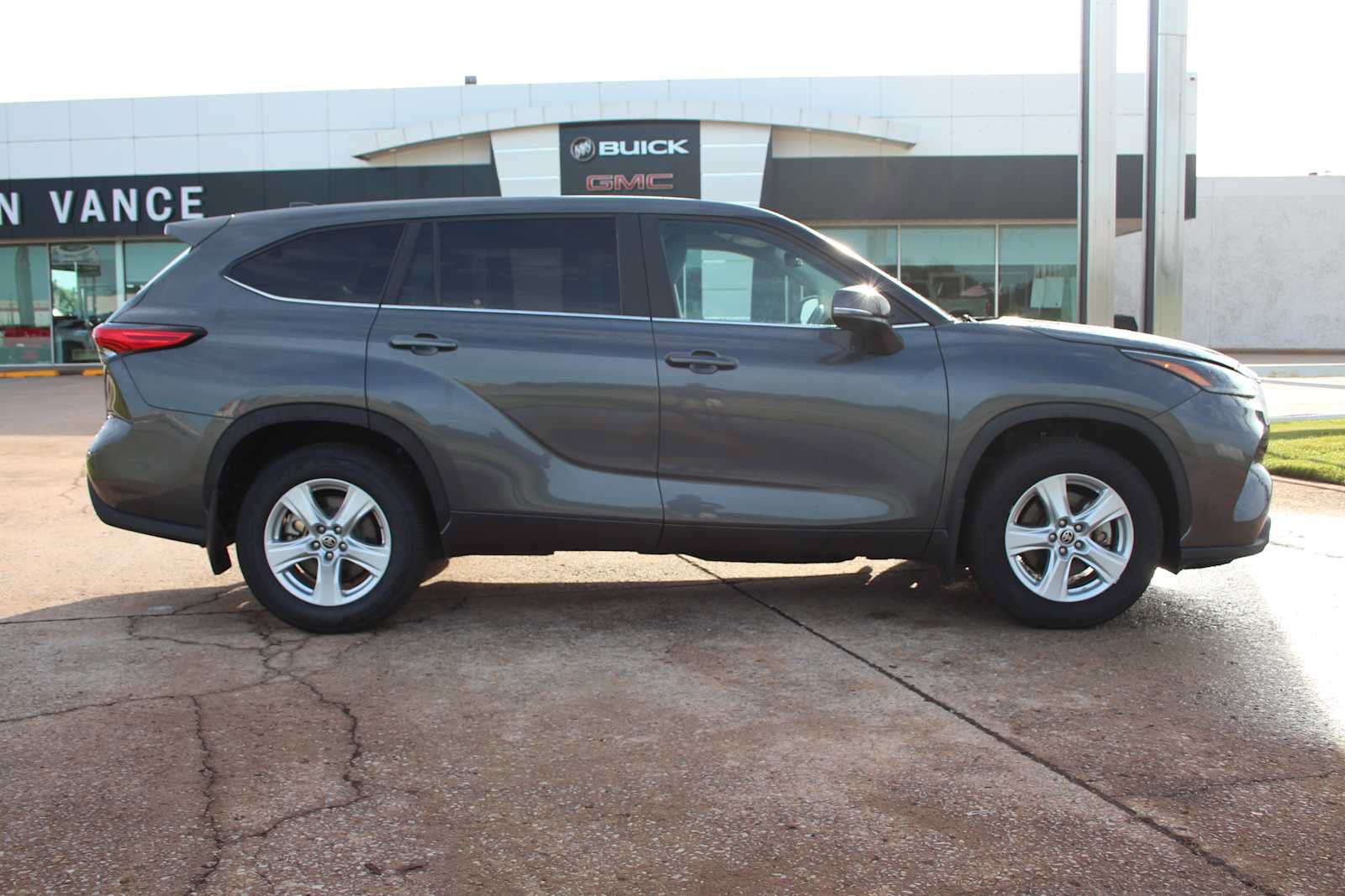 Used 2023 Toyota Highlander LE AWD/4WD image 13