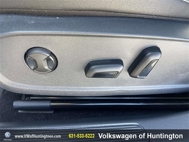 Certified 2025 Volkswagen Jetta SE w/ Sunroof Package image 12