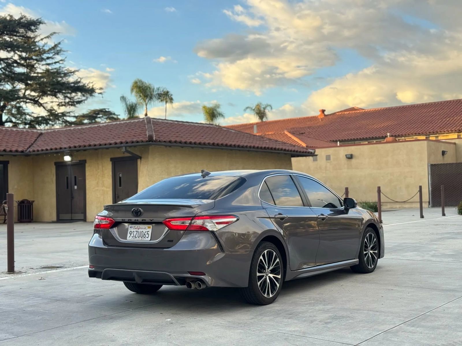 Used 2020 Toyota Camry SE image 6