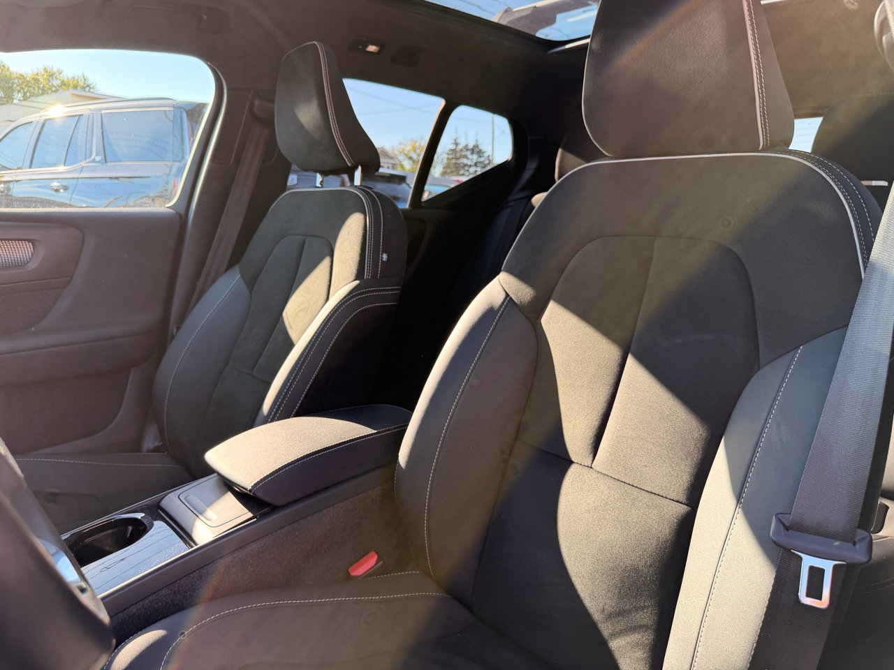 Used 2022 Volvo XC40 P8 Recharge Plus image 14