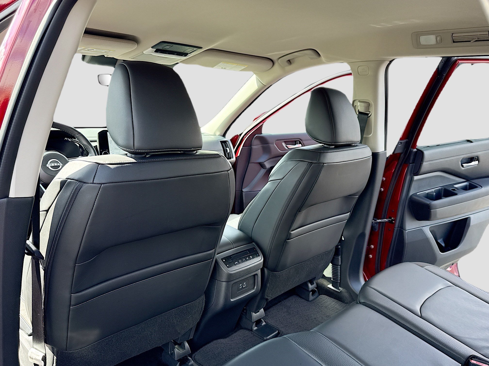 Used 2024 Nissan Pathfinder SL FWD image 6
