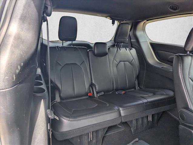 Used 2025 Chrysler Pacifica Select image 18