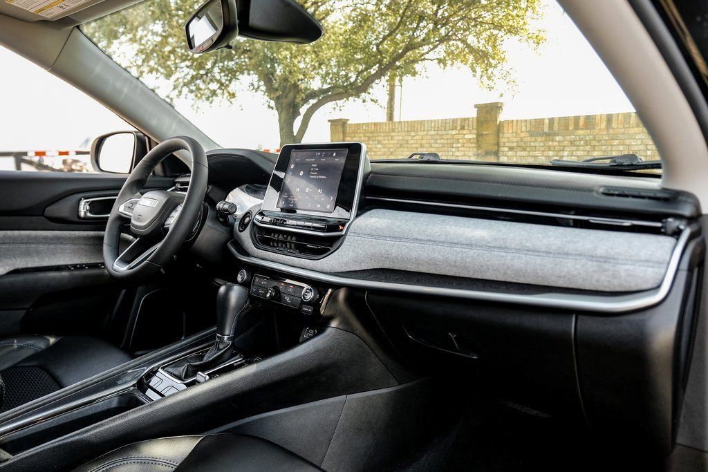 Used 2022 Jeep Compass Latitude image 23