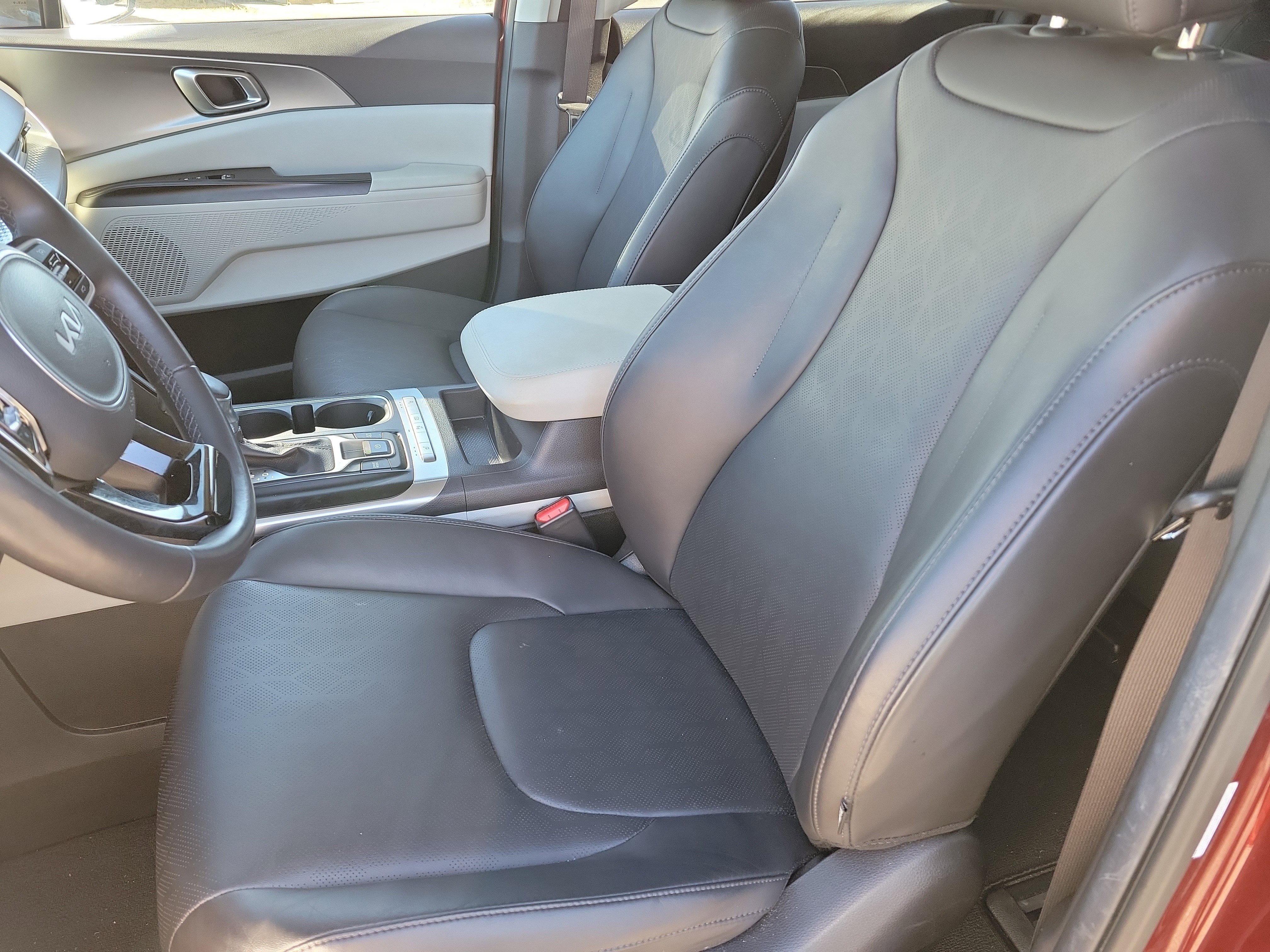 Used 2023 Kia Carnival LX image 4