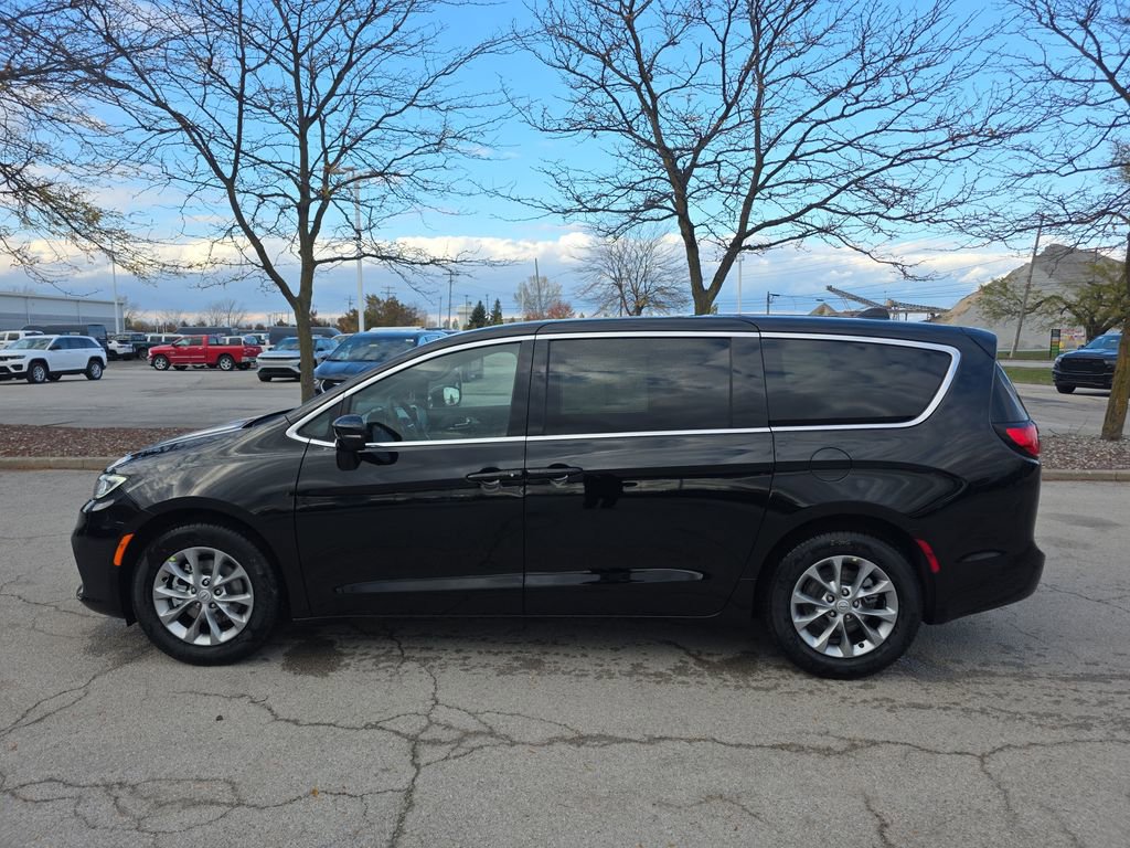 New 2026 Chrysler Pacifica Limited image 4