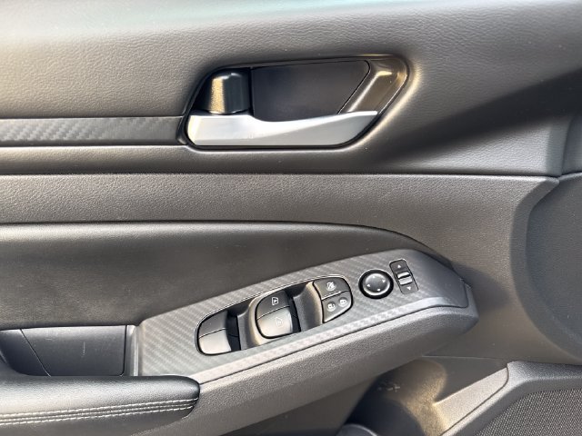 Used 2025 Nissan Altima 2.5 SV FWD image 11