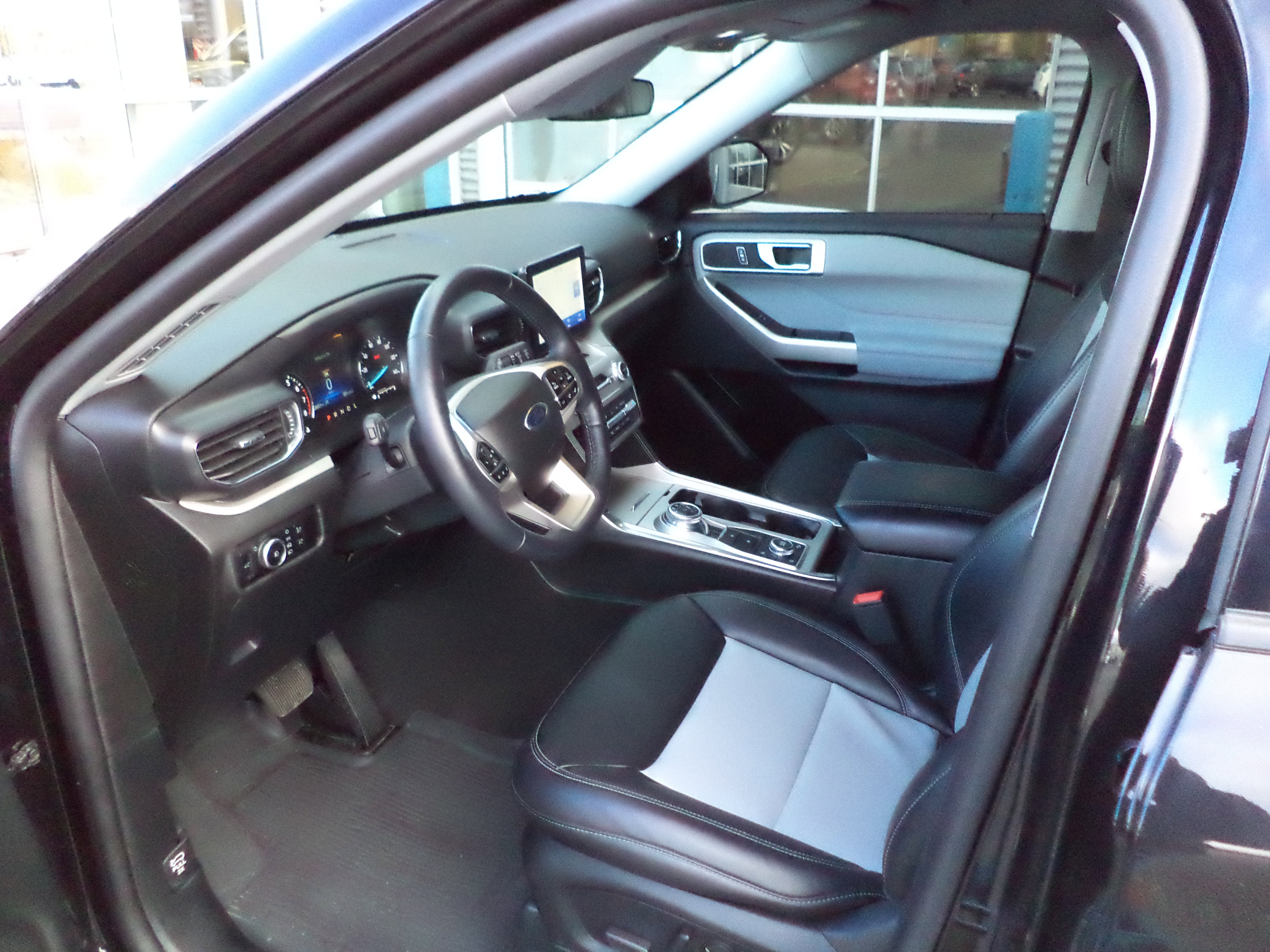 Used 2023 Ford Explorer XLT w/ Equipment Group 202A image 2