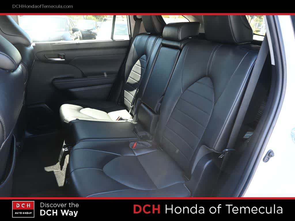 Used 2022 Toyota Highlander XLE FWD image 19