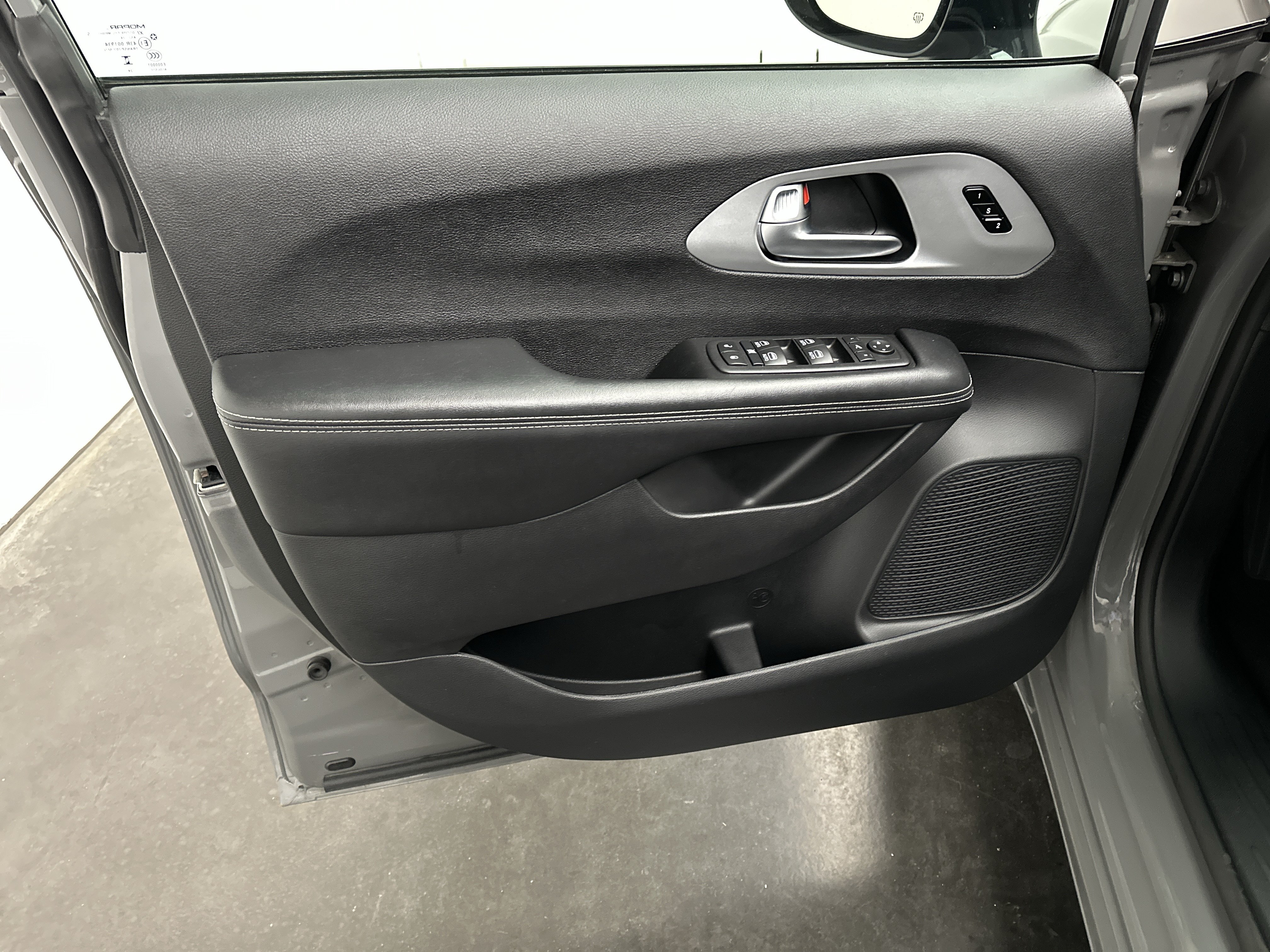 Used 2025 Chrysler Pacifica Limited FWD image 19
