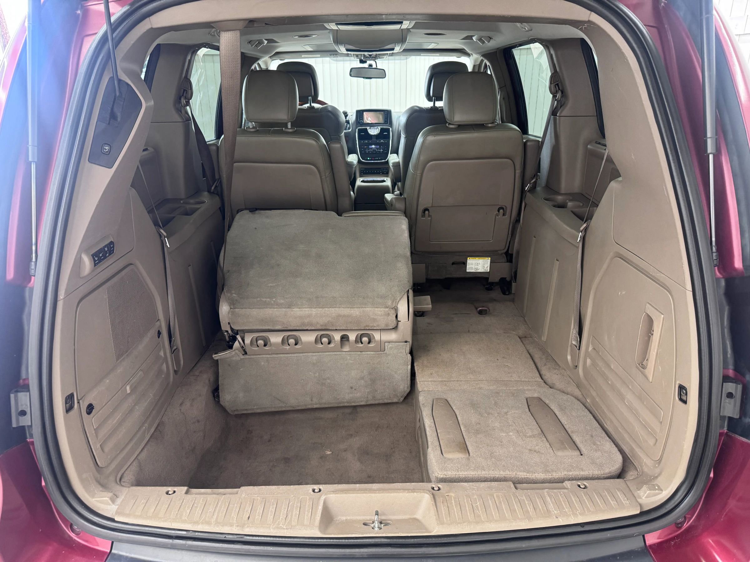 Used 2012 Chrysler Town & Country Limited w/ Luxury Group image 15