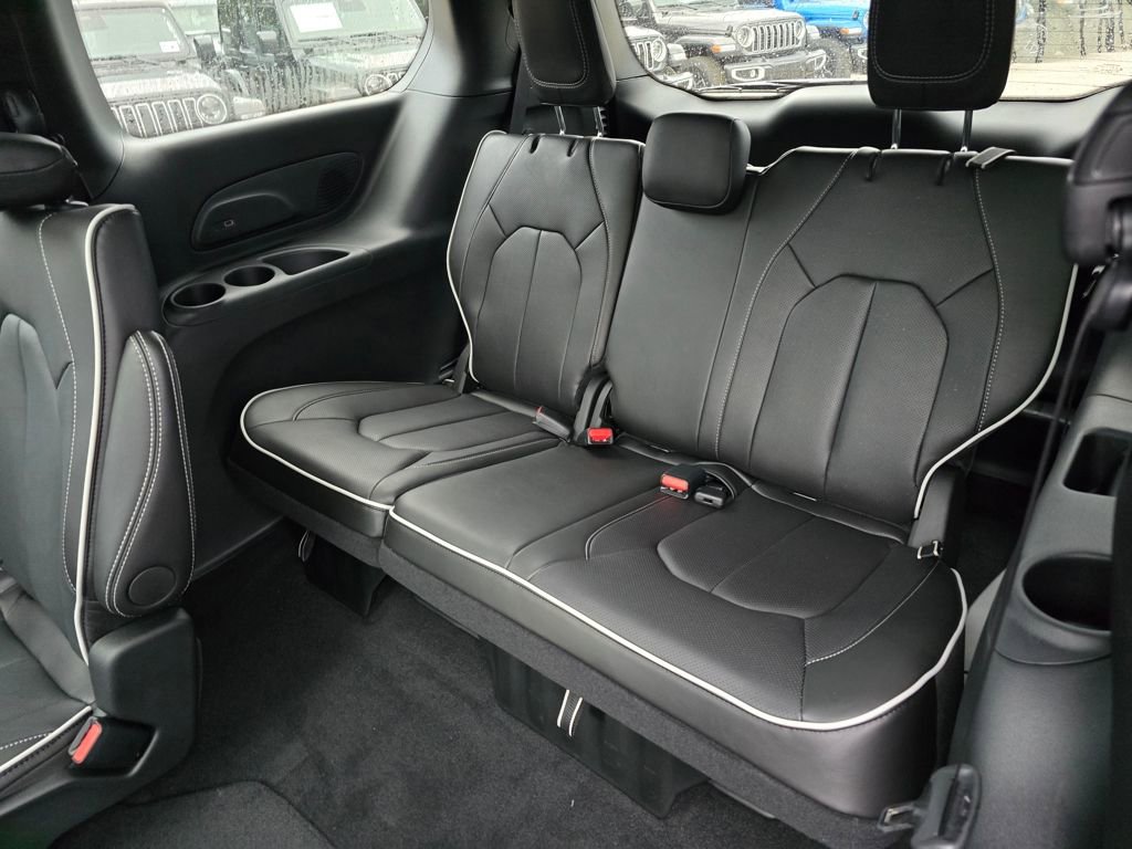 New 2026 Chrysler Pacifica Limited w/ S Appearance Package FWD image 31
