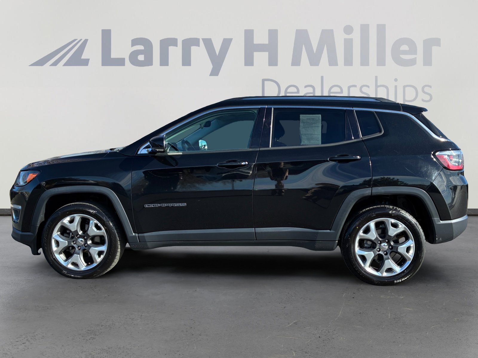 Used 2018 Jeep Compass Limited w/ Navigation Group image 2