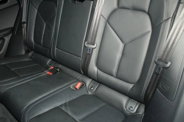 Certified 2025 Porsche Macan image 24