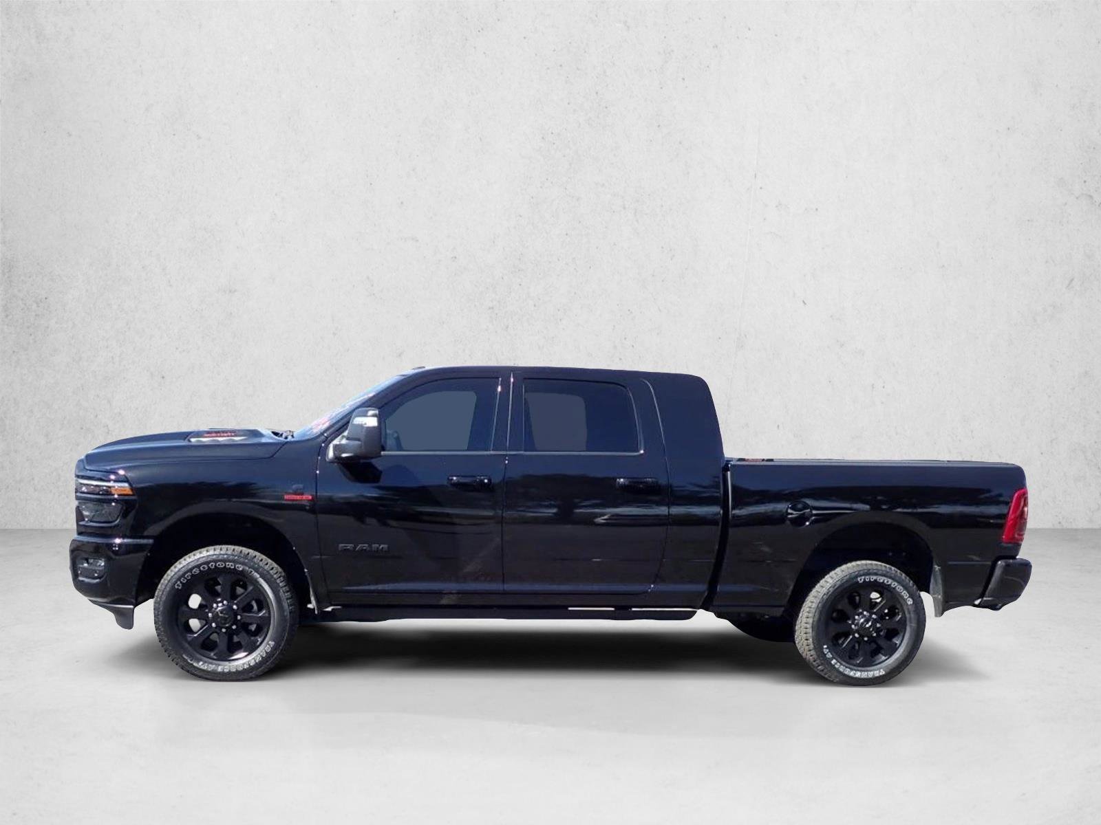 Used 2025 RAM 2500 Laramie AWD/4WD image 2
