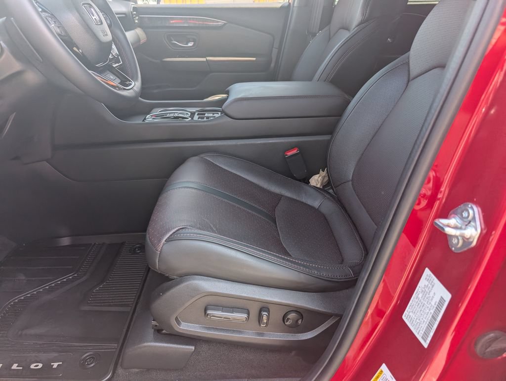 Used 2025 Honda Pilot Black Edition image 11