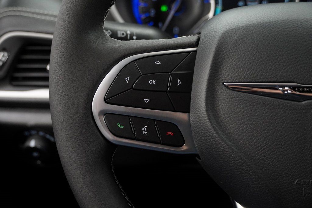 Certified 2025 Chrysler Pacifica Select image 32