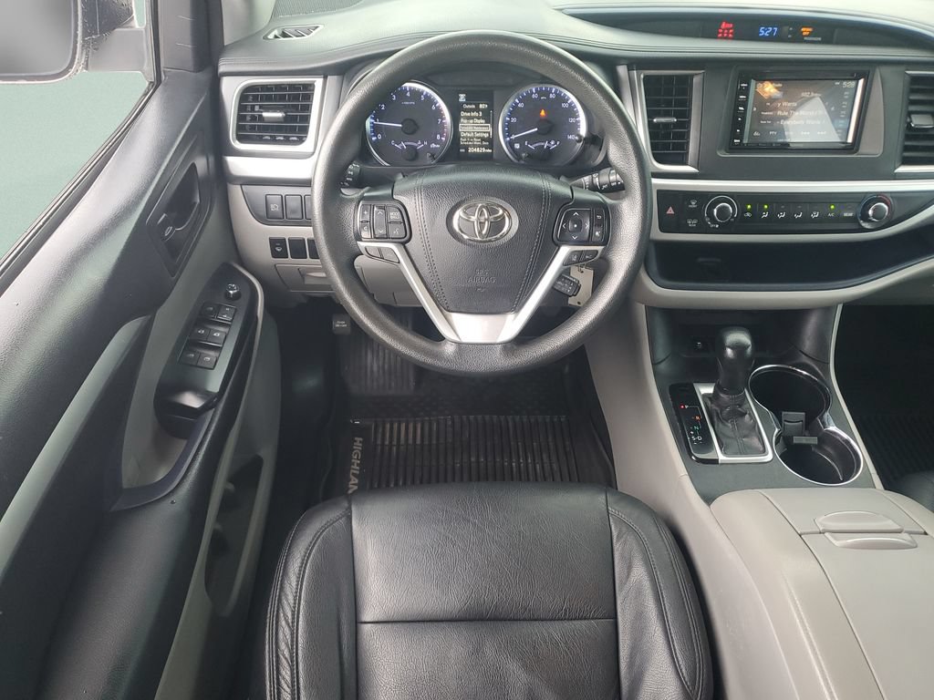 Used 2018 Toyota Highlander LE FWD image 12