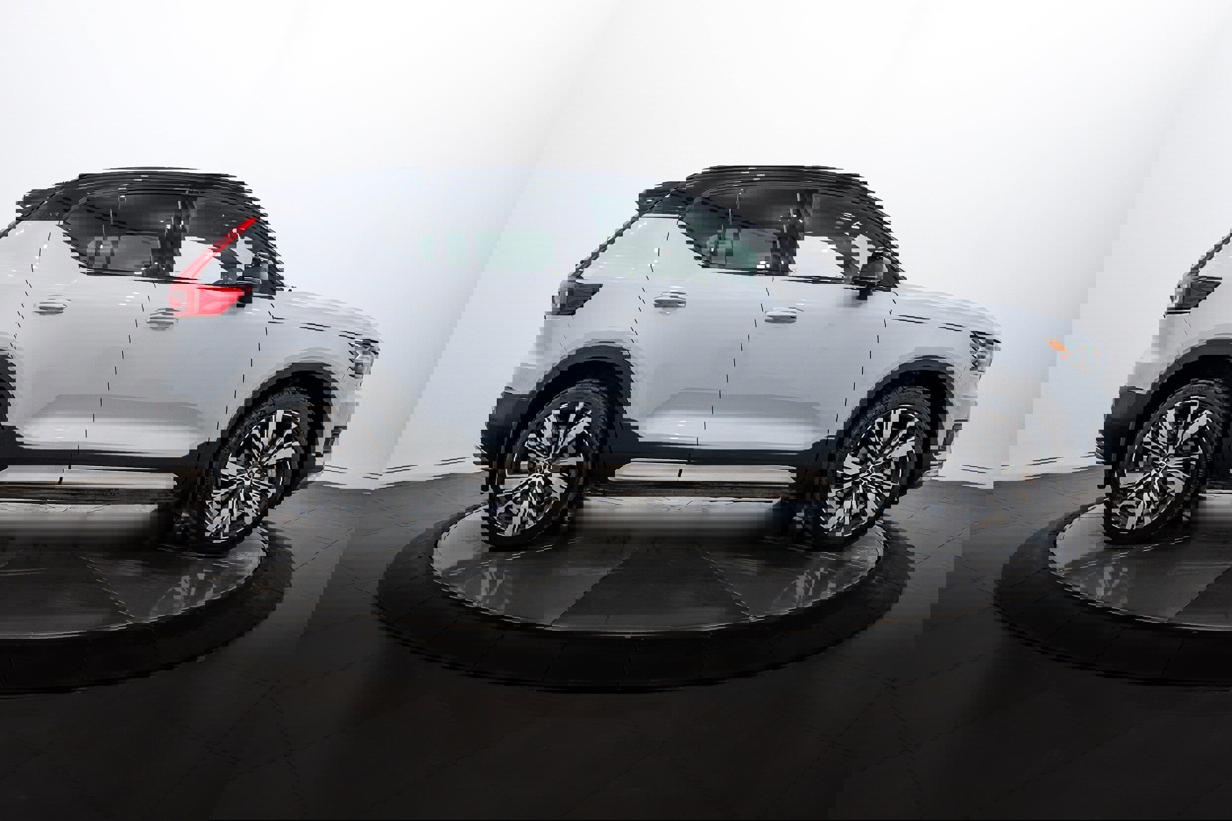 Used 2021 Volvo XC40 P8 Recharge image 3