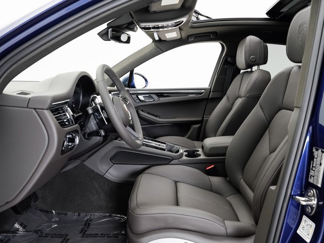 Certified 2025 Porsche Macan AWD/4WD image 6