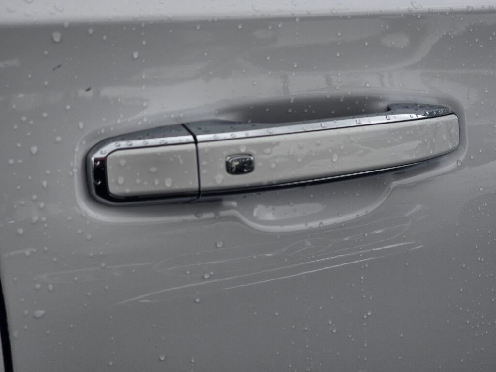 Used 2023 GMC Yukon XL Denali image 32