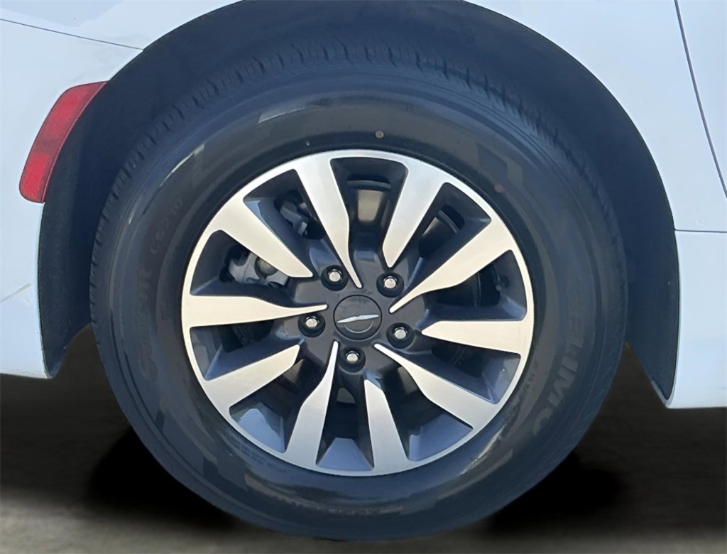 Used 2024 Chrysler Pacifica Select image 49