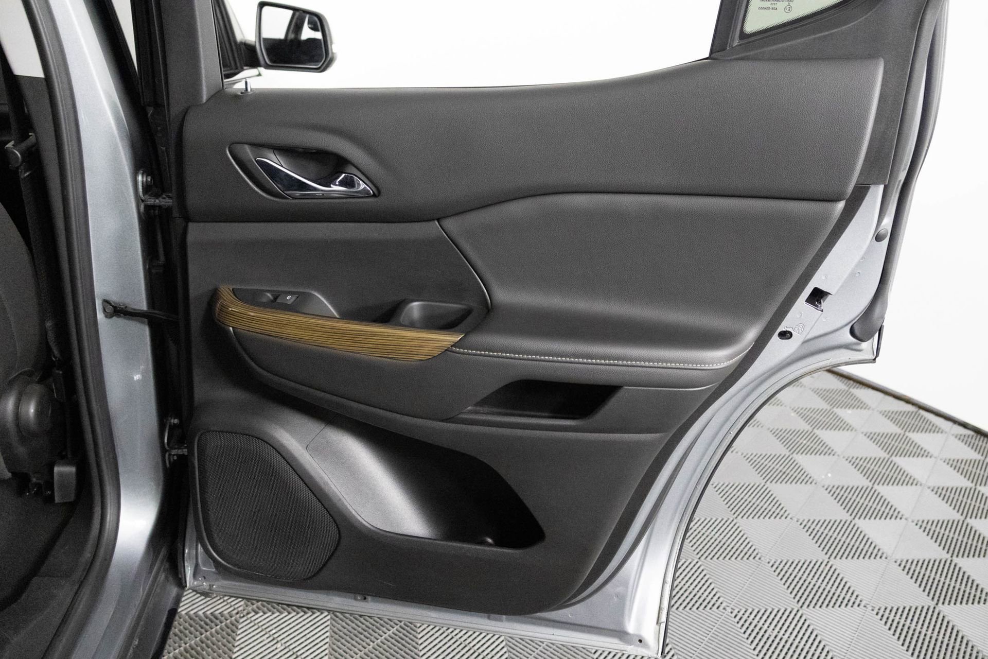 Certified 2023 GMC Acadia SLE w/ Driver Convenience Package image 41