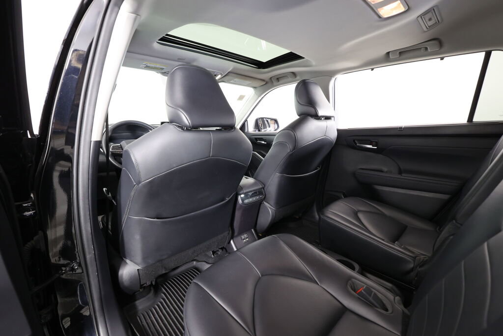 Used 2021 Toyota Highlander XLE AWD/4WD image 14