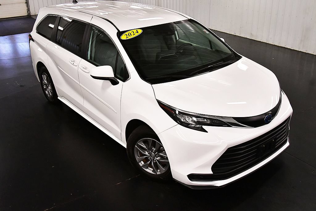 Used 2024 Toyota Sienna LE AWD/4WD image 13