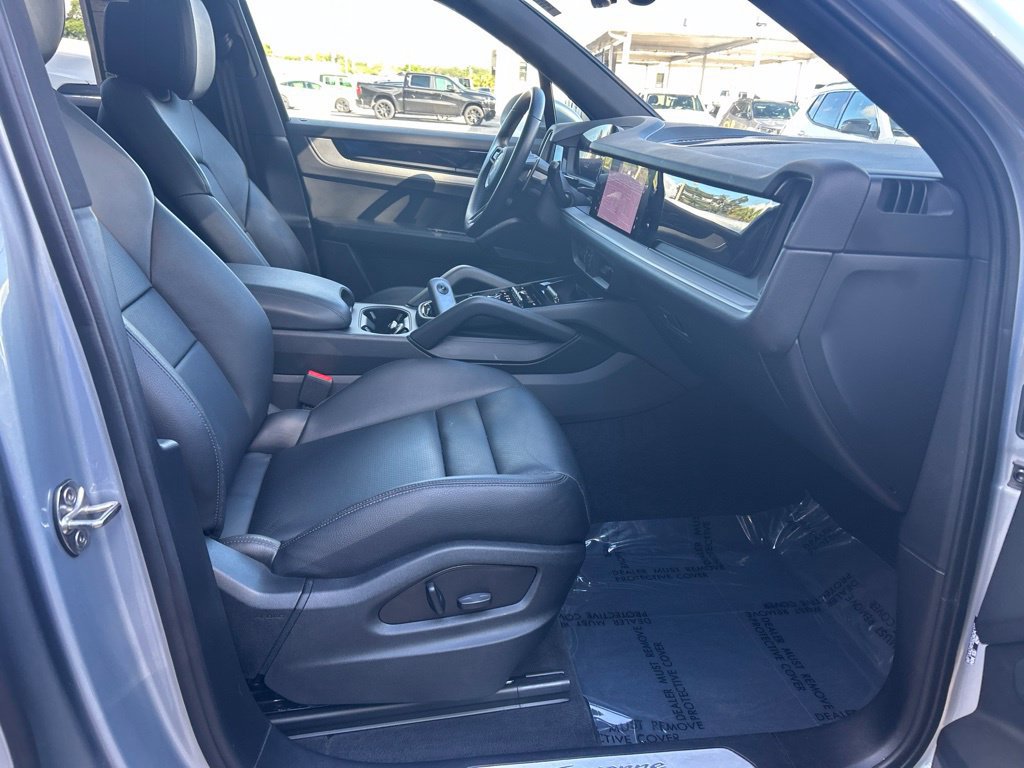 Used 2025 Porsche Cayenne AWD/4WD image 23