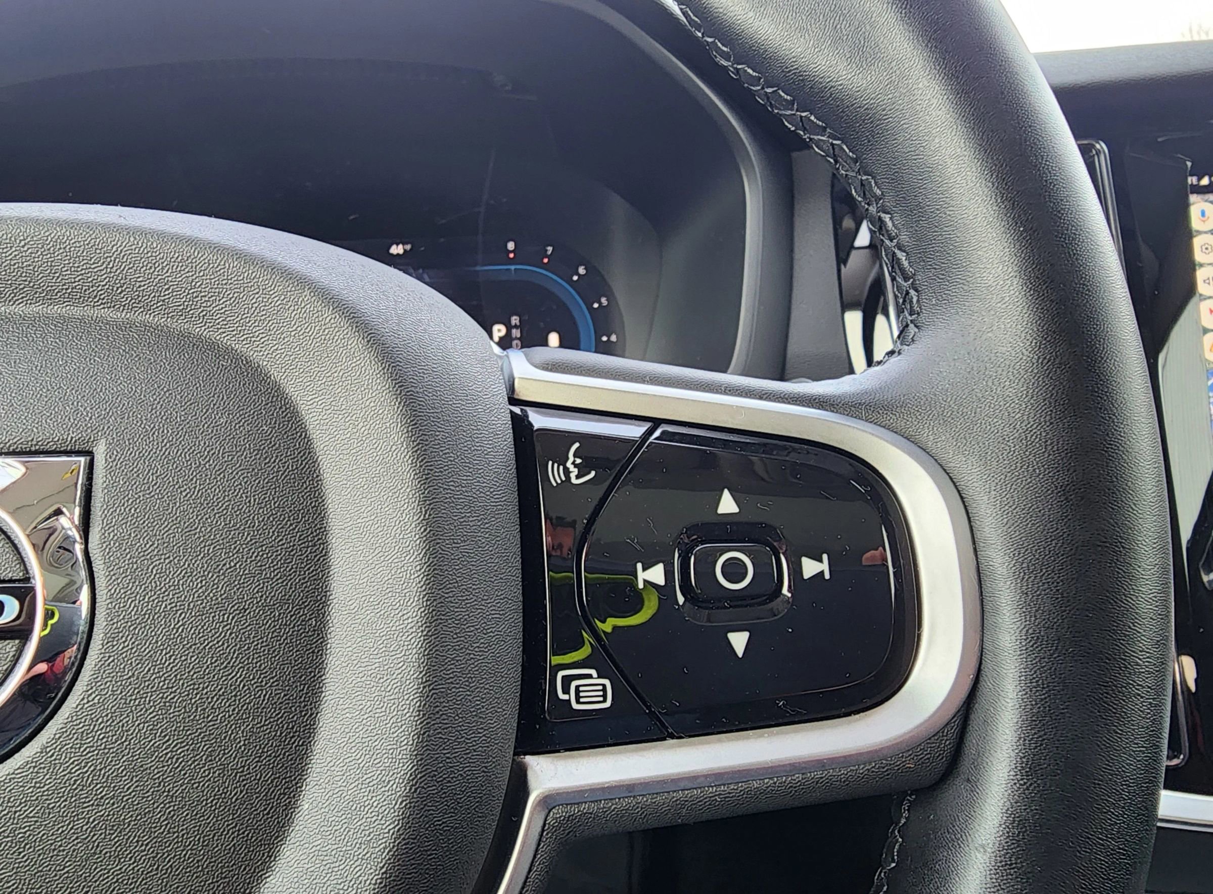 Used 2025 Volvo V60 B5 Cross Country Plus image 35