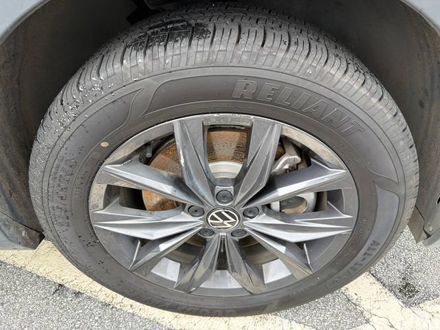 Used 2022 Volkswagen Tiguan SE w/ Panoramic Sunroof Package FWD image 12