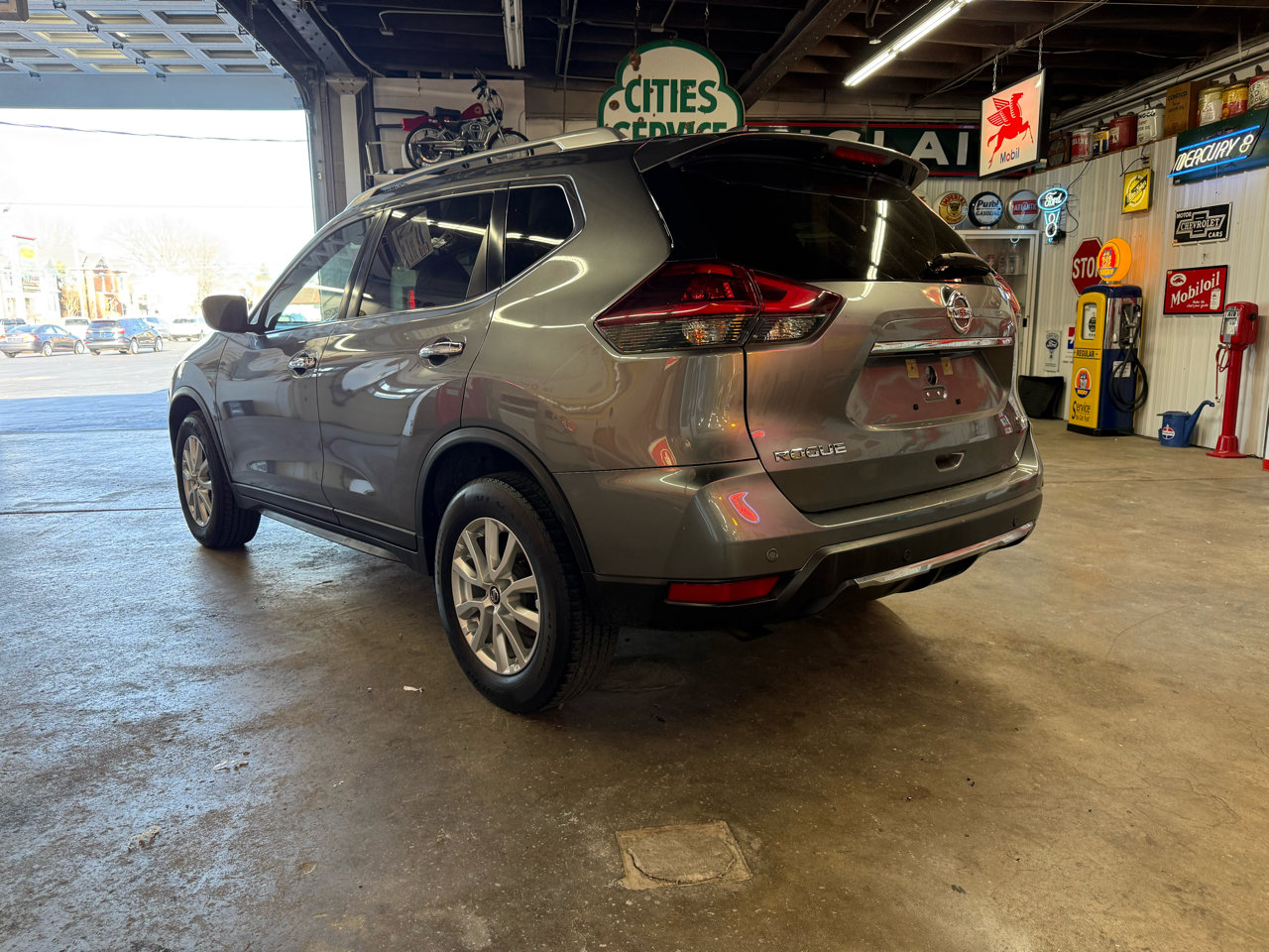 Used 2020 Nissan Rogue SV image 3