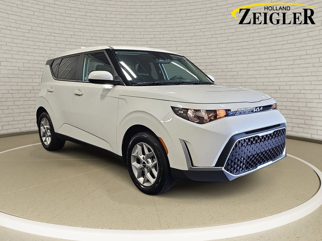 Certified 2025 Kia Soul LX w/ LX Technology Package FWD image 3