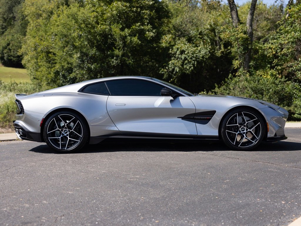 Used 2025 Aston Martin Vanquish image 10
