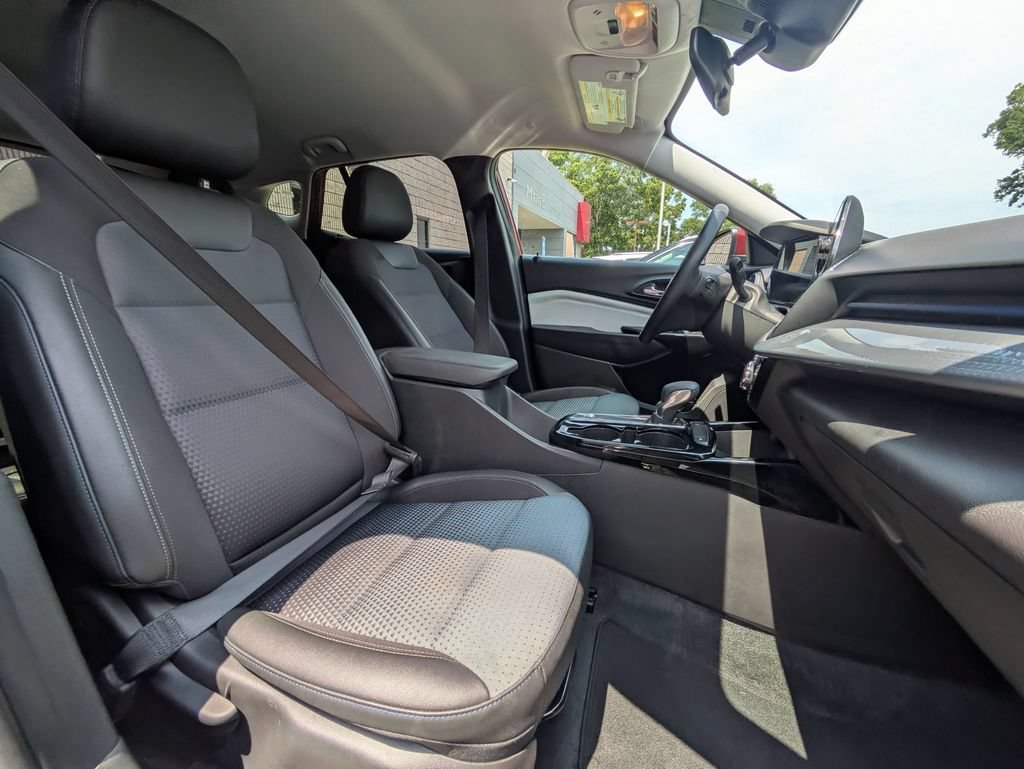 Used 2025 Chevrolet Trax LT w/ LT Convenience Package FWD image 29