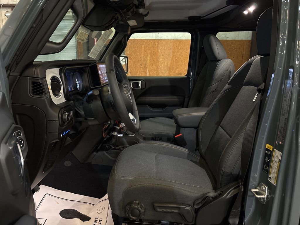 Used 2025 Jeep Wrangler Unlimited Sahara image 16