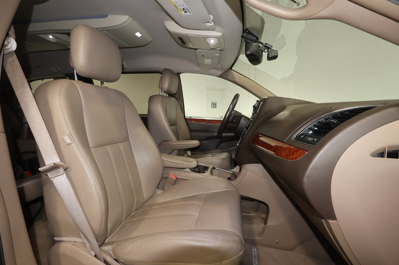 Used 2015 Chrysler Town & Country Touring-L w/ Driver Convenience Group FWD image 18