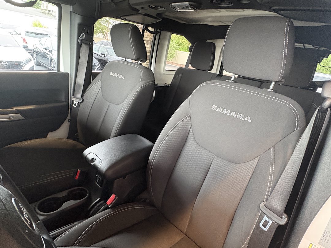 Used 2018 Jeep Wrangler Unlimited Sahara w/ Connectivity Group AWD/4WD image 24