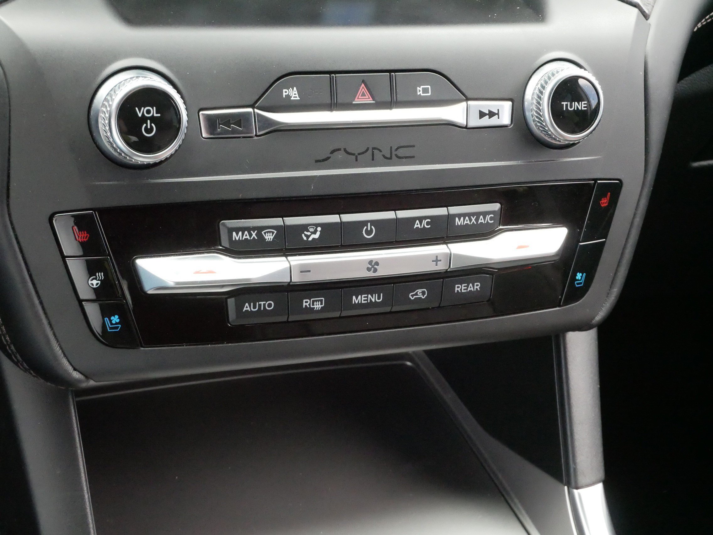 Used 2020 Ford Explorer Platinum w/ Premium Technology Package AWD/4WD image 23