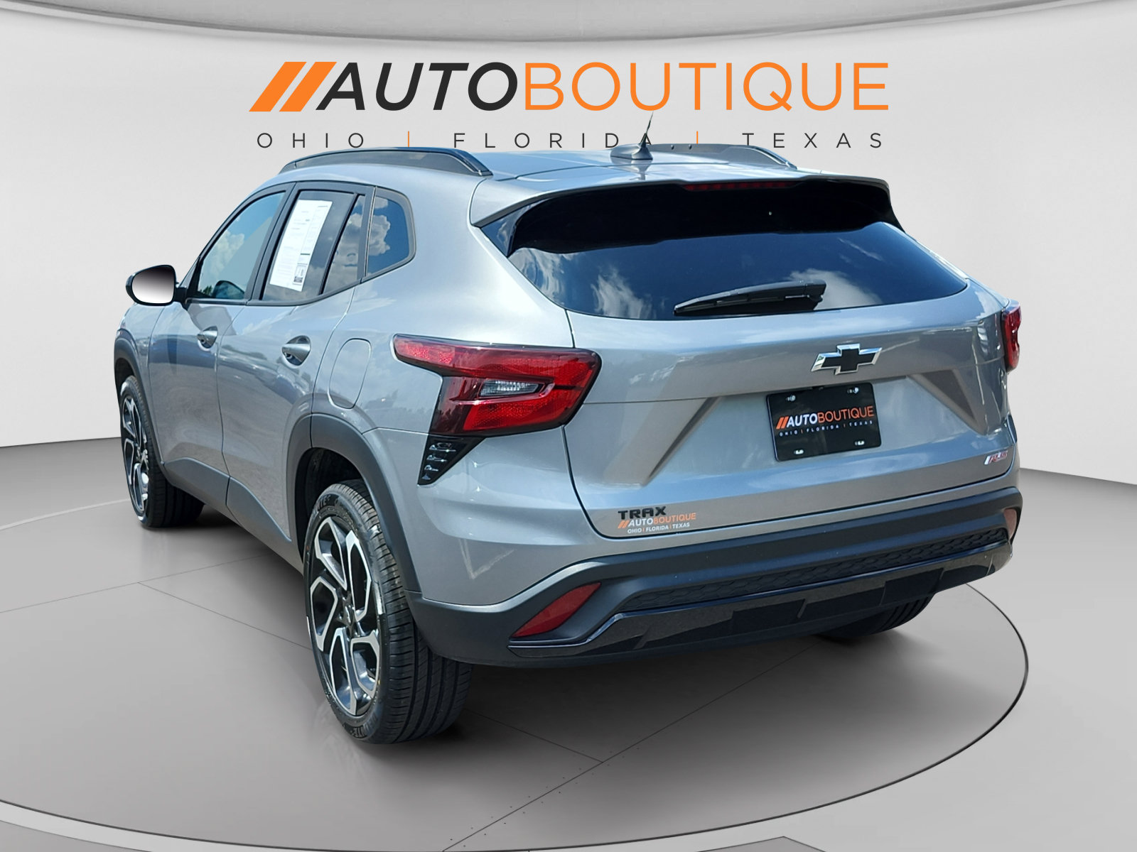 Used 2024 Chevrolet Trax RS w/ Sunroof Package FWD image 3