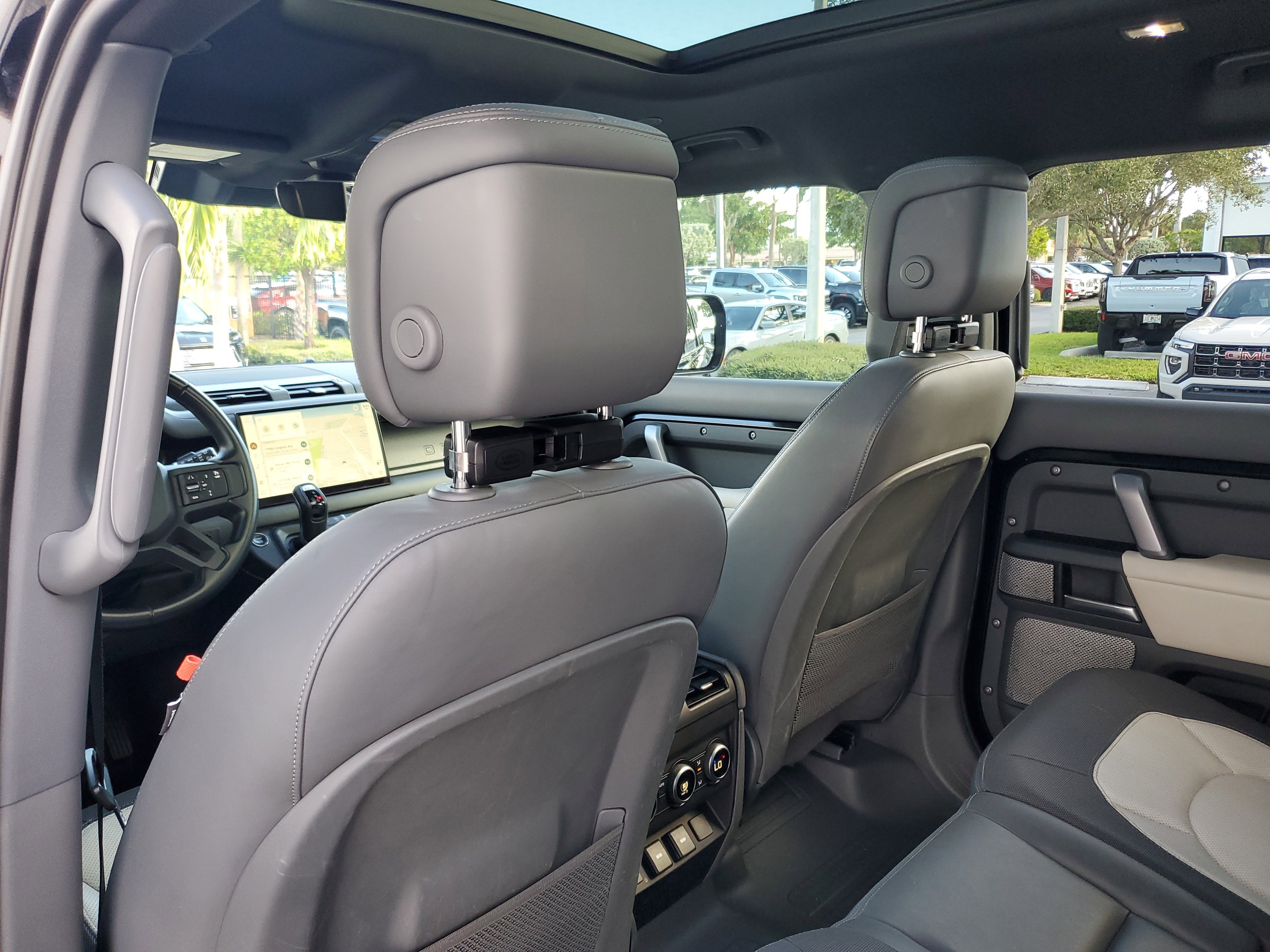 Used 2023 Land Rover Defender 130 X-Dynamic SE image 13