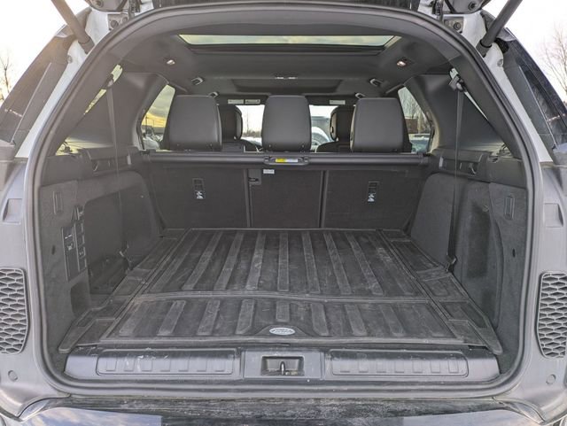 Used 2025 Land Rover Discovery Dynamic SE image 16