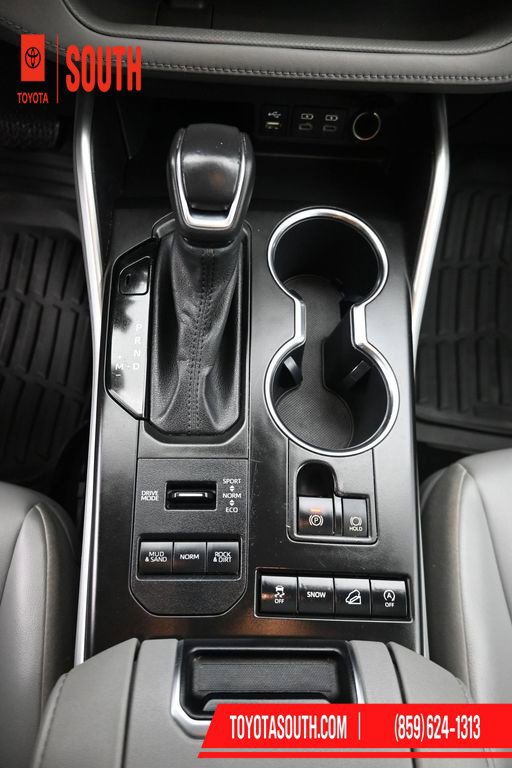 Used 2022 Toyota Highlander XLE AWD/4WD image 19