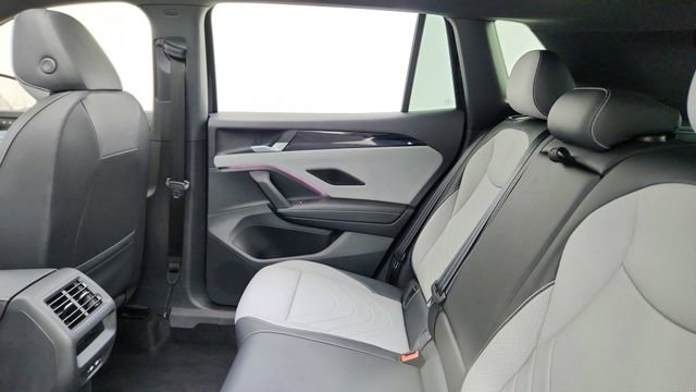 Used 2025 Volkswagen Tiguan SE R-Line image 28