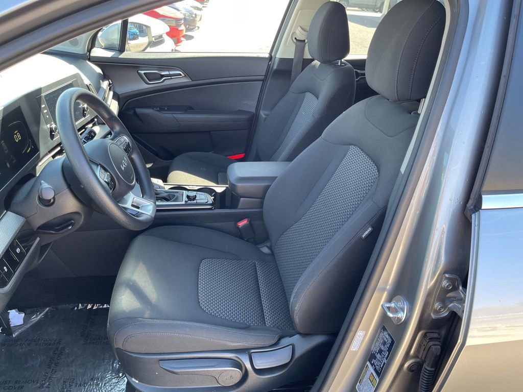 Used 2025 Kia Sportage LX FWD image 9