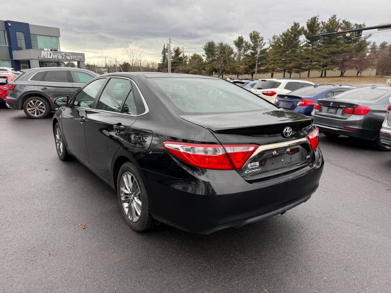 Used 2017 Toyota Camry SE w/ Moonroof Package FWD image 10