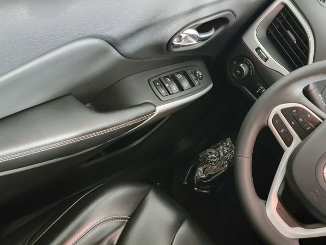 Used 2022 Jeep Cherokee Latitude AWD/4WD image 31