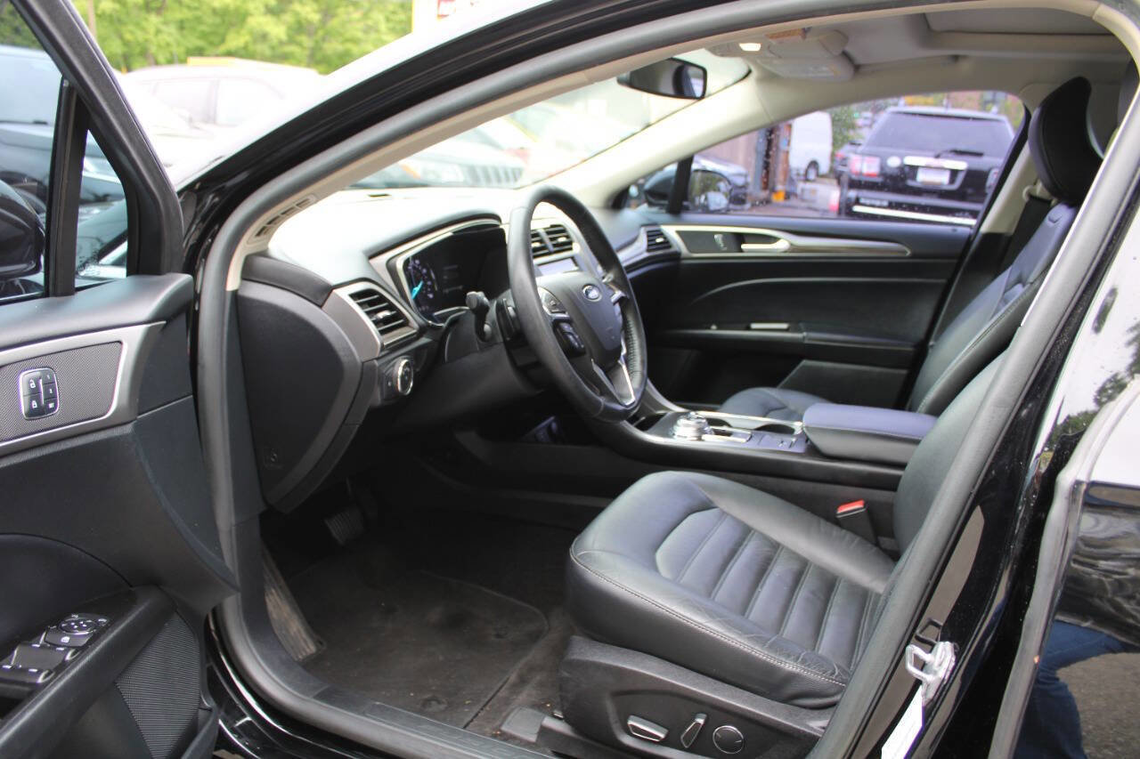 Used 2017 Ford Fusion SE w/ Fusion SE Technology Package FWD image 23