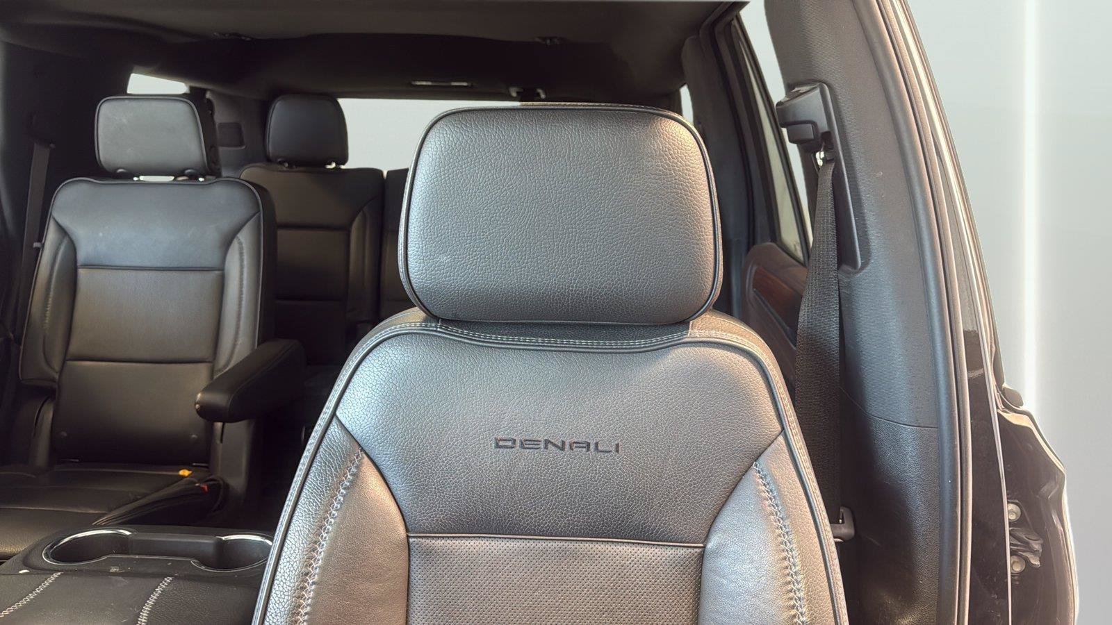 Used 2022 GMC Yukon Denali w/ Denali Premium Package AWD/4WD image 23